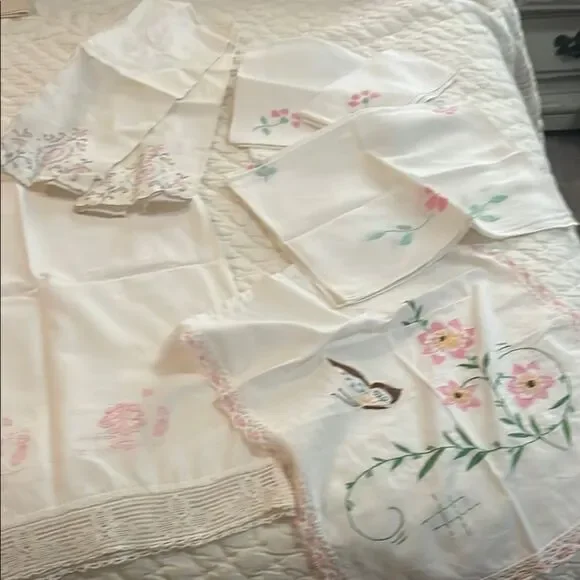 Floral Embroidered Linens Set - Picture 1 of 6